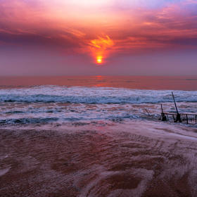 三亚之旅的最后一天，专门去拍日出，海棠湾的沙滩。...