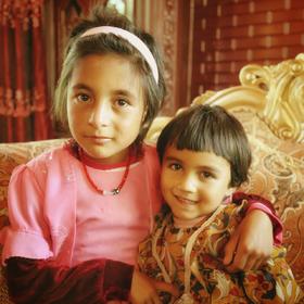 在塔吉克族婚礼上遇到的两个小女孩～为她们拍了照片并...