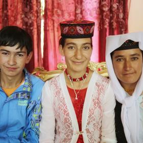 在塔什库尔干遇到的塔吉克族一家，为他们拍了照片并寄...