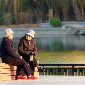 取景：在北京青年湖公园练习拍摄，偶遇两位老人坐在湖...
