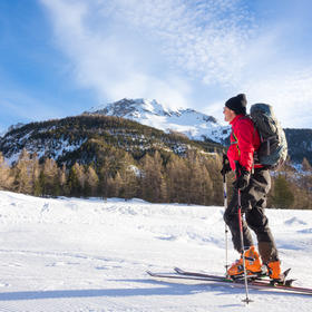 取景：法国阿尔卑斯山上的滑雪者。

曝光：拍雪景加...