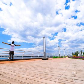 取景：石河游船码头的平台上，天气不错，云彩给力，用...