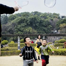取景：春节逛公园，看到小朋友们追着泡泡打，无忧无虑...