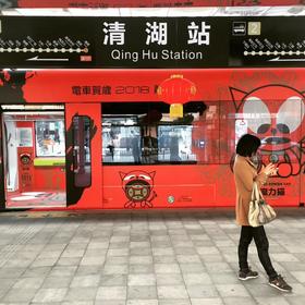 取景：深圳有轨电车清湖站站台，主题列车刚好停在站台...