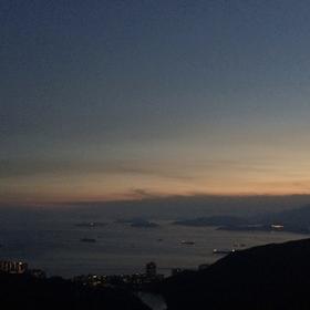 取景：2015年8月时候太平山用手机拍的，太阳马上落山，...