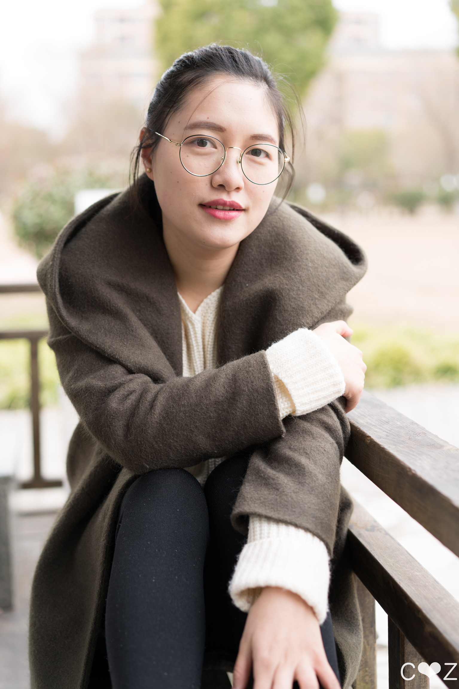 取景半身人物取景在家后面的小公园里天气是阴天