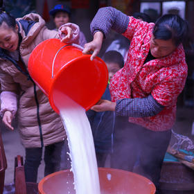 取景：桂林的部分农村还保留着过年自己做豆腐的习俗。...