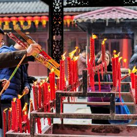 取景：《红红火火过大年》。春节的寺庙祈福的人们络亦...