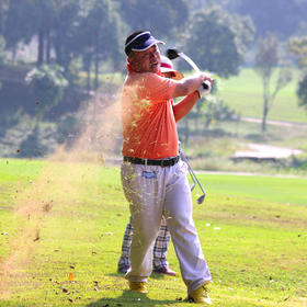 取景：在东莞的某个高尔夫球场上，球员挥杆击球的动作...