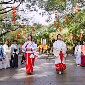 取景：春节是华夏传统节日，广州汉服爱好者在公园举行...