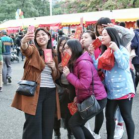 取景：广州花街上有一群靓女玩自拍，觉得画面几生动，...