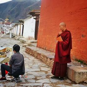 取景：塔尔寺的喇嘛和画家

曝光：自动曝光

虚实...