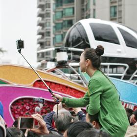 取景：广州花车巡游，吸引了成千上万游客来观看，好不...