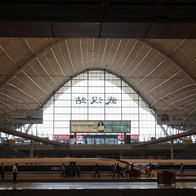 人在旅途:武汉站站台对称建筑，相向的高铁列车，南来北...