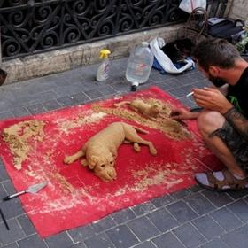 取景：在罗马城参观游览，偶遇街头艺术家在创作沙雕，...