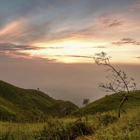 取景：今天凌晨两点攀登印尼默巴布火山，在山顶观看日...