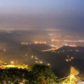 取景：台湾九份山城，在天完全黑之前登山观景台，俯瞰...