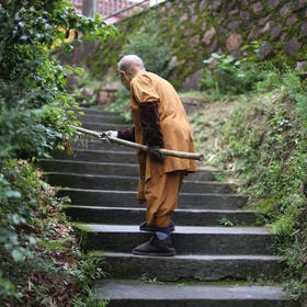 取景：老僧在寺庙前的阶梯上打扫。

曝光：建议使用...