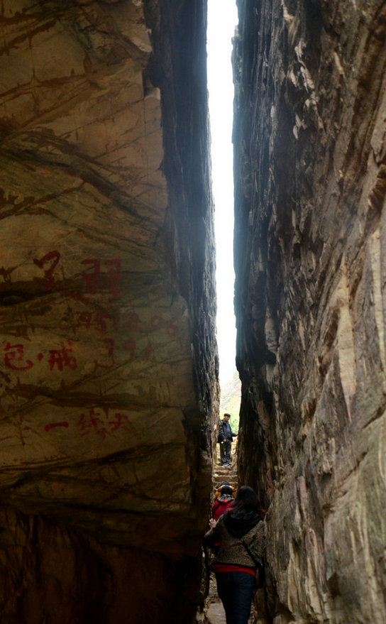 玻璃台的一线天传说是朱元璋的鬼斧神工