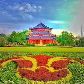 取景：用手机打横对准纪念堂和广州市市花红棉花造型
...