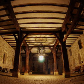 取景：半夜拍星经过一个城堡，寂静幽暗的古堡甬道散发...