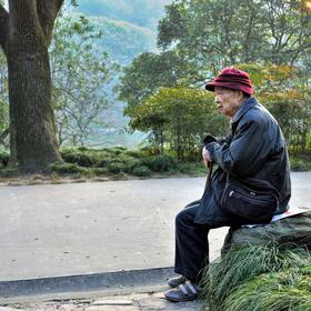 取景：《孤独》在路边看到一老人座在石墩上，其神态让...
