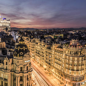 取景：在马德里标志性建筑大都会的街对面楼顶拍的，所...