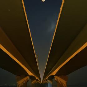 取景：有月亮的夜晚，钱塘江上，江东大桥下，光影梦幻...
