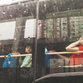 取景：公交车窗，疲惫的大人，无耐的孩子。车窗有点脏...
