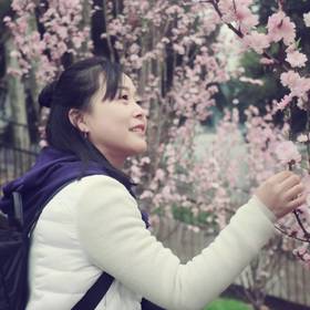 同学聚会在武汉大学看樱花，抓拍专注樱花的瞬间。...