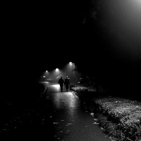 和同事在芜湖赭山公园冒着小雨散步，在山道上雾蒙蒙的...