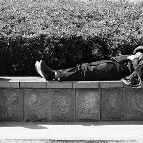 取景：广场上老人在阳光下小憩，姿态比较有趣味性

...