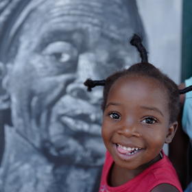 取景：津巴布韦，一个小女孩站在一幅老人的画前

曝...