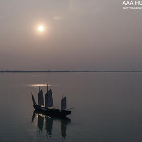 取景：太湖上的景观大帆船，候着日落飞过去拍的，可惜...