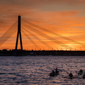 取景：拉脱维亚里加大桥，刚好有一组皮划艇经过

曝...