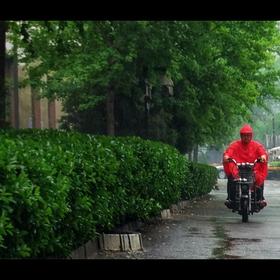 【闯】——北京某胡同，雨天