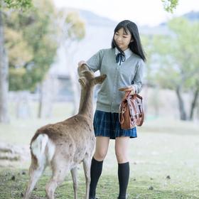 取景：在奈良公园里给小鹿喂饼干，避开了其他人；
曝...