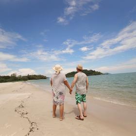 地点：马来西亚兰卡威度假村的私人沙滩
人物：爸爸妈妈...