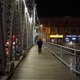 在天津站附近的解放桥，看到一个孤独的人，故而拍下来...