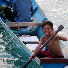 取景：在马布岛的栈道上，看见两个小男孩划着船来卖东...