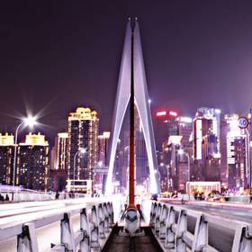 重庆的夜景很漂亮，连一座桥也是如此美丽。...