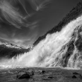 取景：奔腾不息 拍摄于阿拉斯加朱诺的冰川瀑布。采用广...