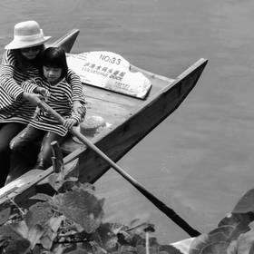 拍摄于2014年9月，泸沽湖景区，在湖边一位母亲正在教女...