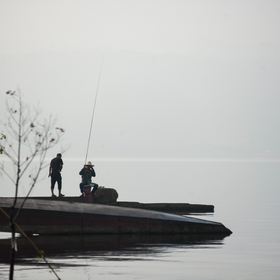 湖边钓鱼人，早晨，逆光拍摄，本来想处理成黑白，但是...