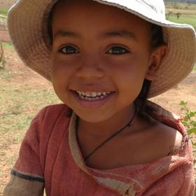 埃塞俄比亚奥罗莫州Sebeta我工作的工厂外村里的孩子。...