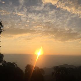摄影小白一个。这是在杭州莫干山早晨起来看日出，突然...