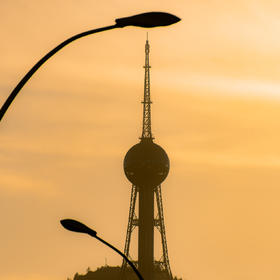 取景：暮色下的西宁市浦宁之珠电视塔，考虑塔比较单一...