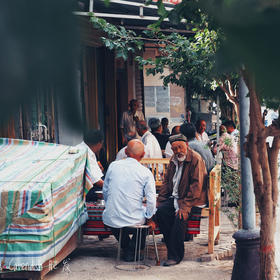 这是在喀什的街头组照，一个早晨一群维吾尔族爷爷在吃...