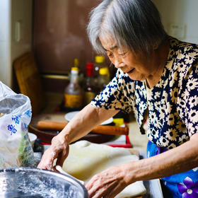 取景：重孙儿来太祖母家做客，近90岁的老人家满心欢喜...