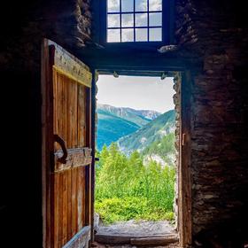 开门见山。

取景：在山上一家农舍里看见的门外风景。...
